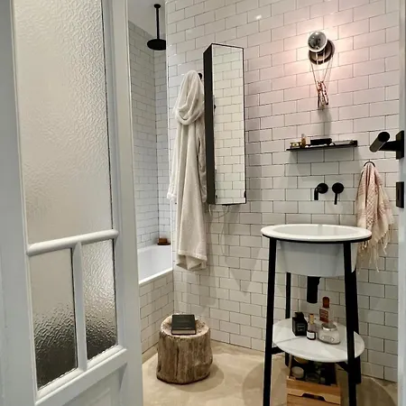 Lovely One Bedroom In Appartement *