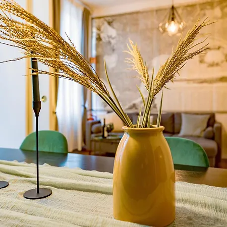 Urban Domus, Palazzo Durini Duomo, Milan شقة