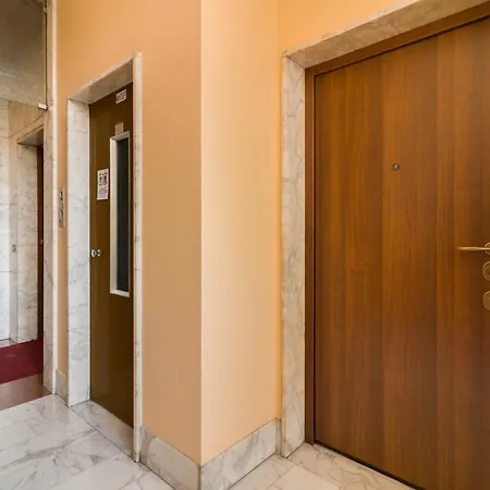 Gioia - Sopra La Metro Sondrio * Milánó
