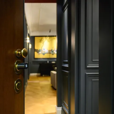 The Rent - Refined One-bedroom In The Historic Center Appartamento