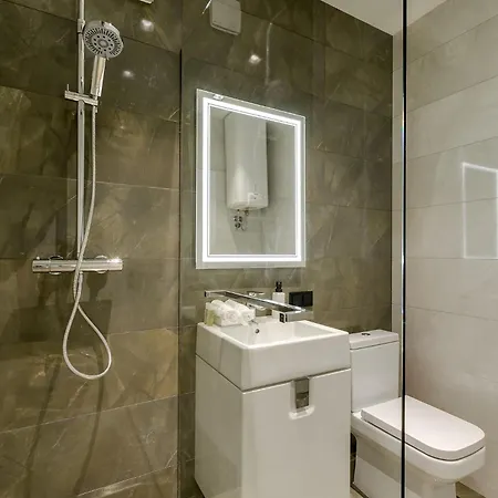 Otel Luxurious In *