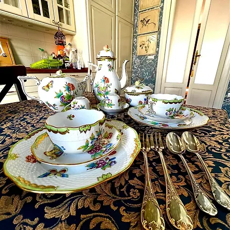 Luxury In Art Nouveau Building Next To Metro Station Bed & Breakfast 4*