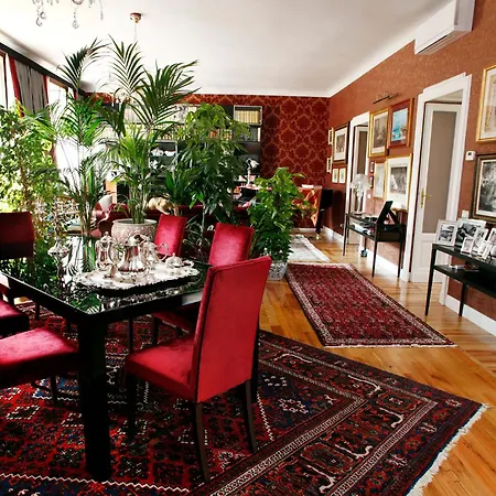 Luxury In Art Nouveau Building Next To Metro Station Bed & Breakfast 4*