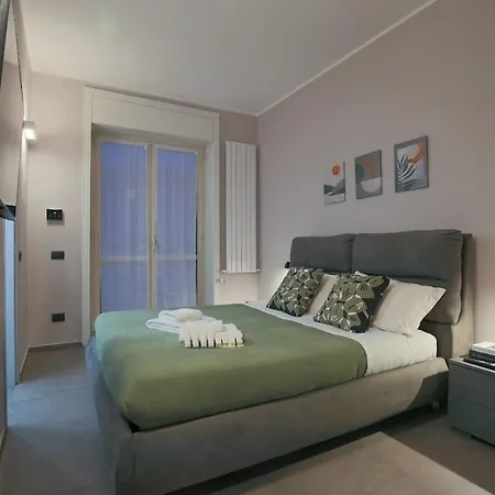 Wide & Bright 2 Bedroom Flat 50m From M4 Station Apartment