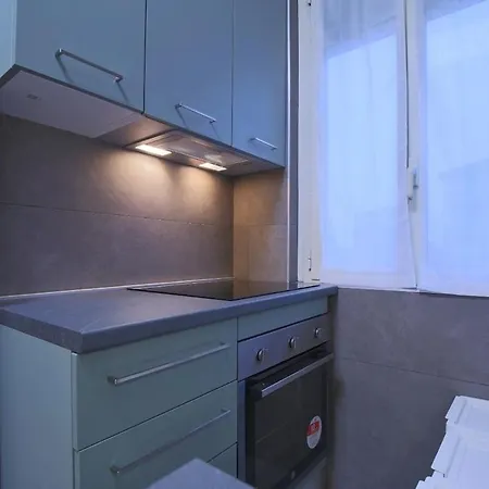 Wide & Bright 2 Bedroom Flat 50m From M4 Station