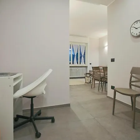 Apartment Wide & Bright 2 Bedroom Flat 50m From M4 Station *