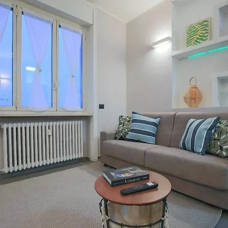 Wide & Bright 2 Bedroom Flat 50m From M4 Station Apartment Milan