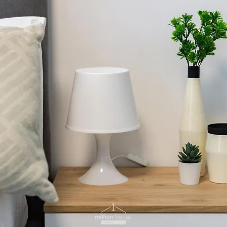 Spacious 4-bed 2-bath, 3 Min Walk To M1 Bande Nere Appartamento Milano