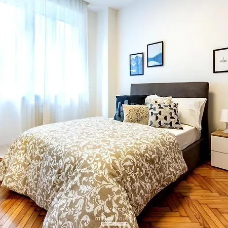 Spacious 4-bed 2-bath, 3 Min Walk To M1 Bande Nere