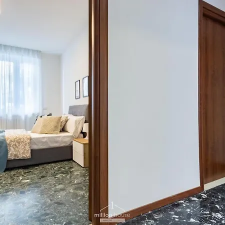 Spacious 4-bed 2-bath, 3 Min Walk To M1 Bande Nere Appartamento Milano