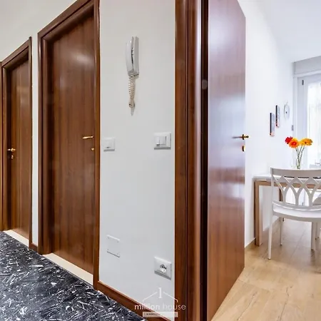 Spacious 4-bed 2-bath, 3 Min Walk To M1 Bande Nere * Milano