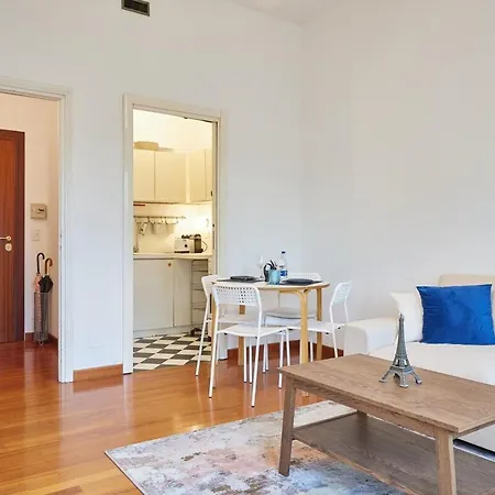 Corso Garibaldi Shopping Center, Art E Shopping Apartment