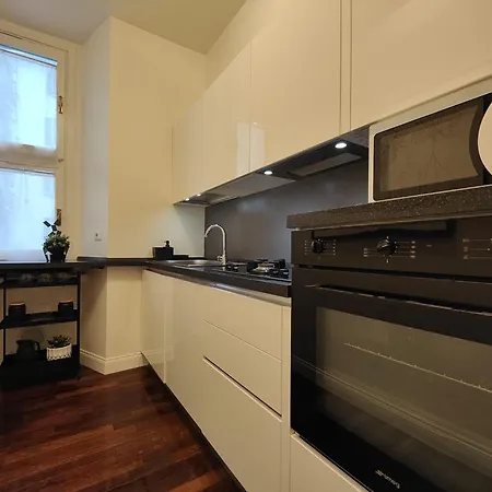 9 Guests 2 Together 2 And 3 Floor With, 4 Bedrooms, 4 Baths In Downtown With Ac, Wifi And Subway M1 M2 Airport Connected * Милан