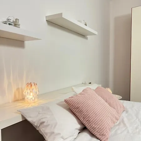 Navigli Metro4-tram2-naviglio Grande Milaan