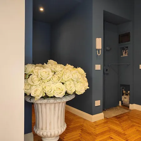 9 Guests 2 Together 2 And 3 Floor With, 4 Bedrooms, 4 Baths In Downtown With Ac, Wifi And Subway M1 M2 Airport Connected Милан