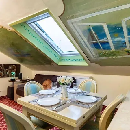 10' From Station-300 M From The Metro