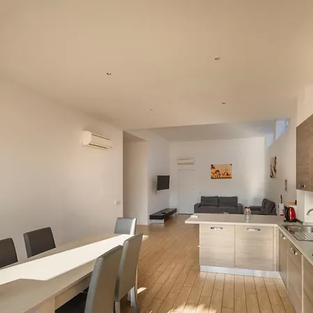 Magnifico Con Doppio Terrazzo *