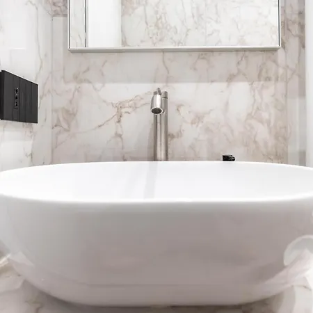 Appartement 5 Stars Flat, Next To Subway, 3 Stops To Duomo, Ac & Wi-fi Milan