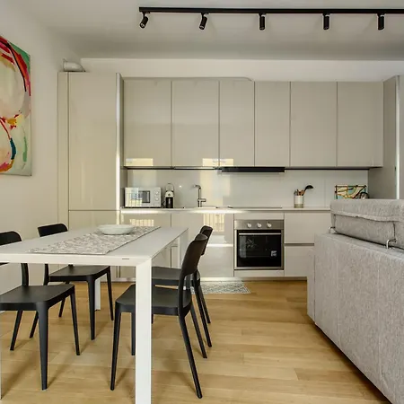 Domusmi Petrella 4 * Milan