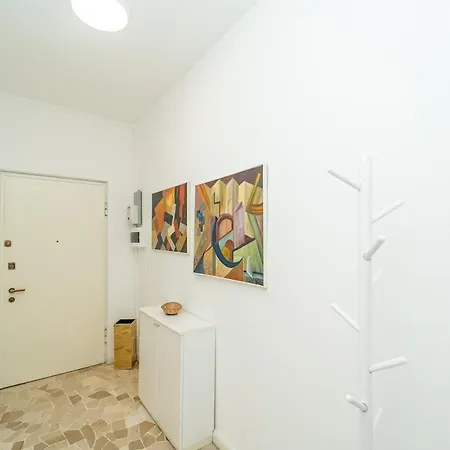 Apartment Bright In