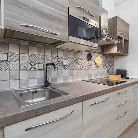 5 Min To Metro - Independent - Quiet - Privacy Apartmán