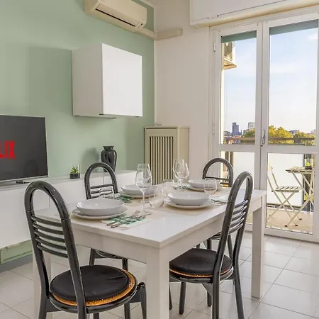 Easy Parking - 5 Min To Metro - Balcony - Quiet Apartment *
