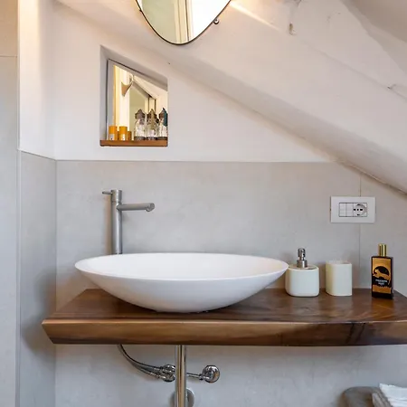 Bright Penthouse Attic In The Heart Of Apartman Milánó