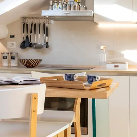 Bright Penthouse Attic In The Heart Of 아파트