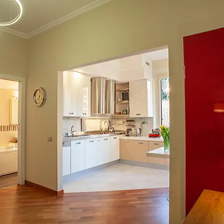 Bright And Comfy In A Beautiful Contemporary