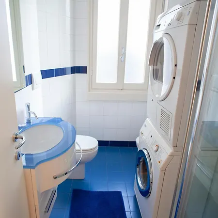 Bright And Comfy In A Beautiful Contemporary Milánó