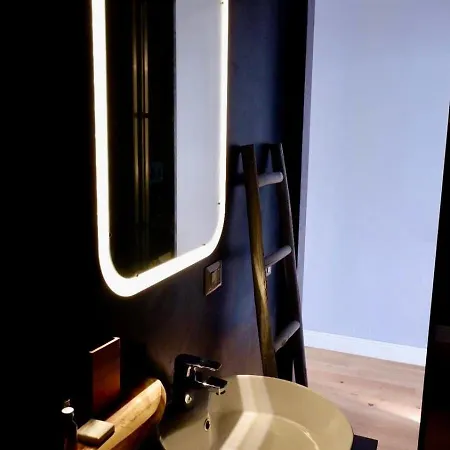 Cozy Renovated Comfort In Isola *