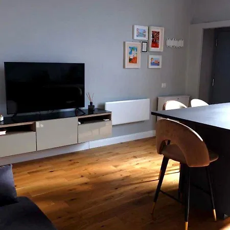 Cozy Renovated Comfort In Isola 公寓