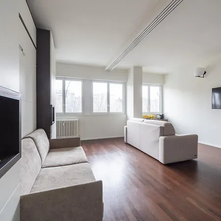 Charming & Bright Near Milan's Fashion District Apart-hotel Milão