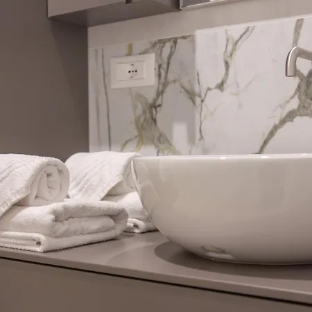 Charming & Bright Near Milan's Fashion District Apart-hotel