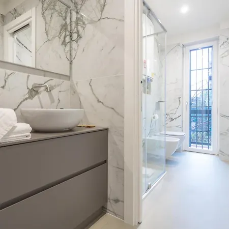 Charming & Bright Near Milan's Fashion District Apart Otel 4*