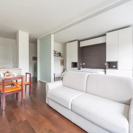 Charming & Bright Near Milan's Fashion District Apart-hotel