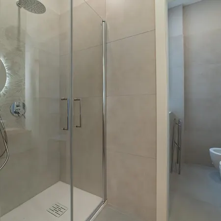 5' From Station, Elegance And Class Milaan