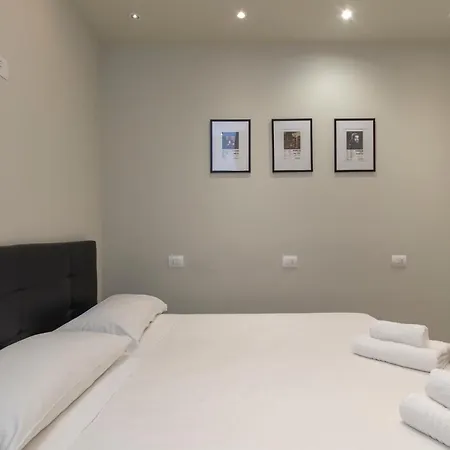 Xenia - Spacious Three-room In Moscova Area アパート ミラノ