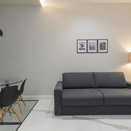 Xenia - Spacious Three-room In Moscova Area Milán
