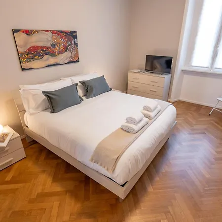 Modern For 4 In Historical Building - Duomo View Apartament Mediolan