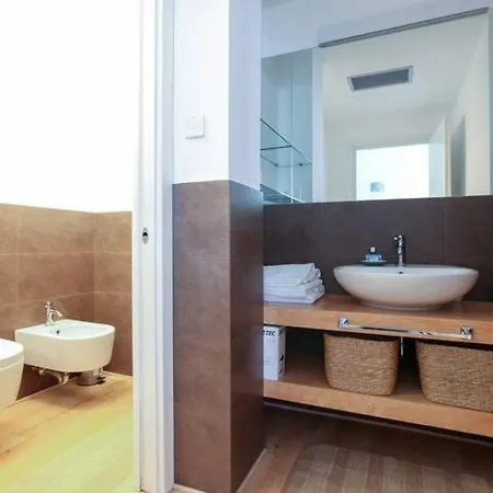 Hozyhome Isola District * Milan