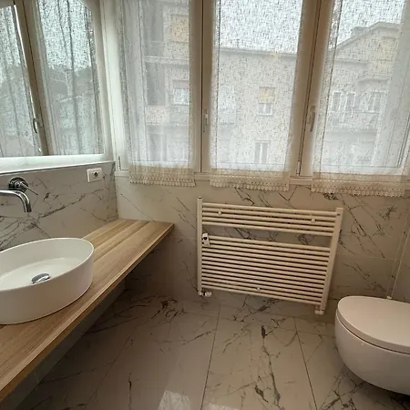 Attico Elegante Con 2 E 2 Bagni In Centro דירה