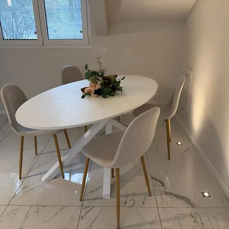 Attico Elegante Con 2 E 2 Bagni In Centro Lägenhet *