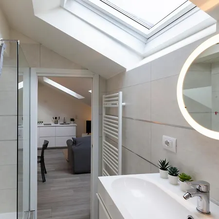 Bright Attic M4 - 2 Bedrooms * Milánó