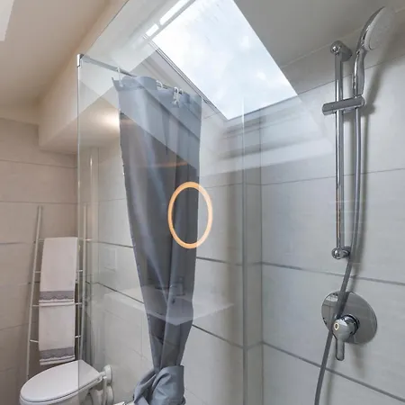 Bright Attic M4 - 2 Bedrooms Apartman Milánó