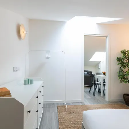 Bright Attic M4 - 2 Bedrooms Apartman