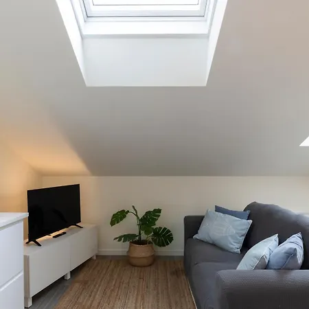 Bright Attic M4 - 2 Bedrooms