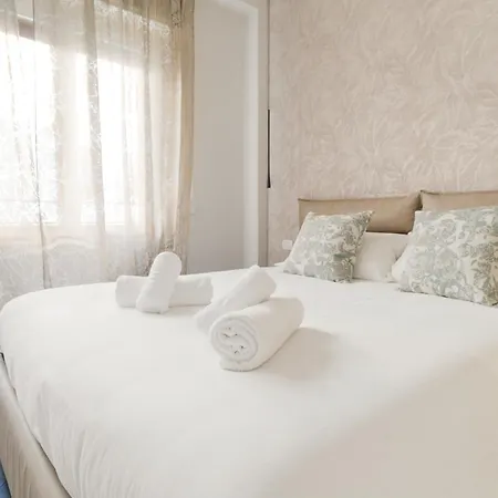 Conciliazione-cadorna - Ampio Trilocale Di Design Lejlighed *