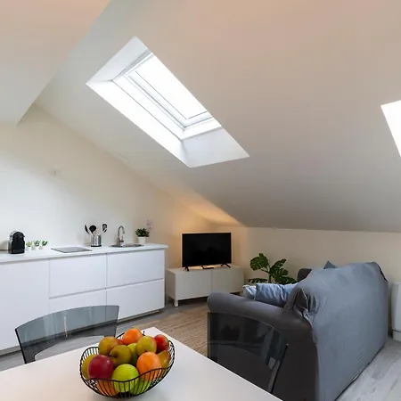Bright Attic M4 - 2 Bedrooms Apartman