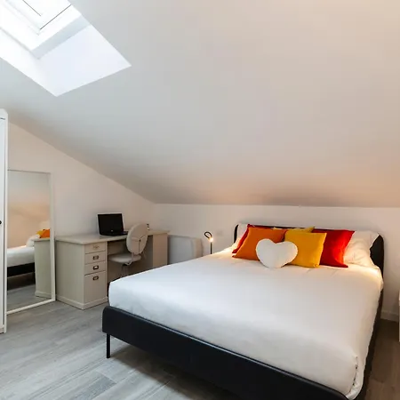 Bright Attic M4 - 2 Bedrooms